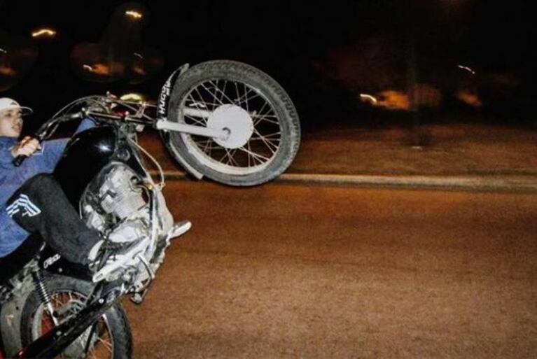 Una banda de motochoros rompe puertas haciendo “wheelie”