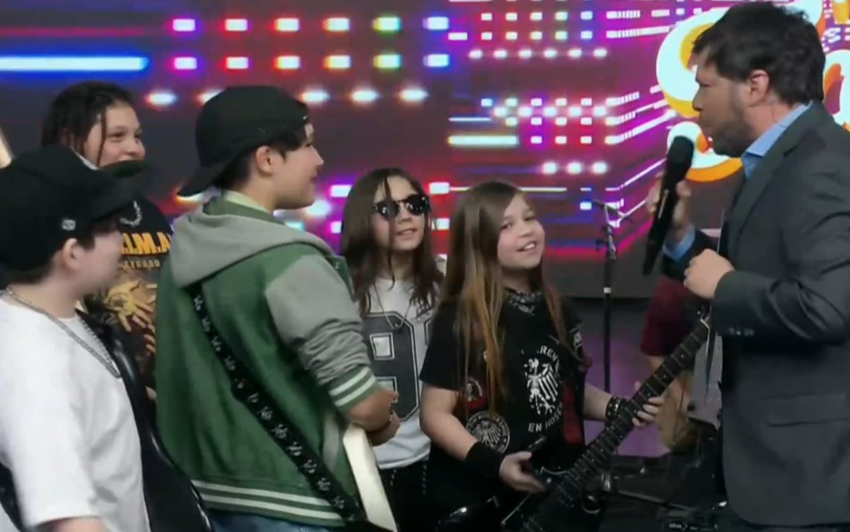 Una banda de rock de niños sorprendió a Guido.