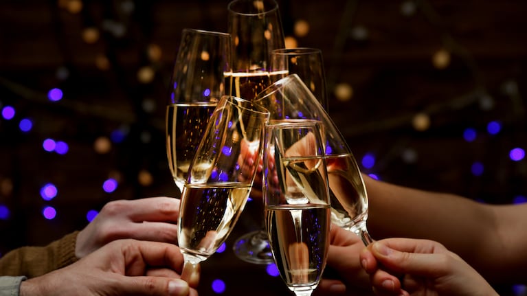 Una banda viajó a Catamarca para dar un show, tras no llegar a tiempo, hicieron el brindis con una familia desconocida.