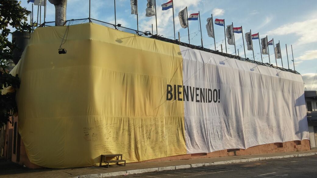 Una bandera para escribir mensajes al Papa.