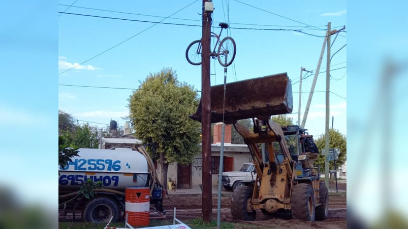 Una bici colgada a un poste de luz en Córdoba. 