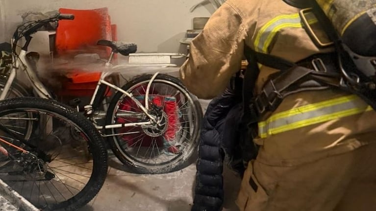 Una bici eléctrica se prendió fuego y provocó un incendio en un departamento de Nueva Córdoba. (Foto: Prensa Policía)