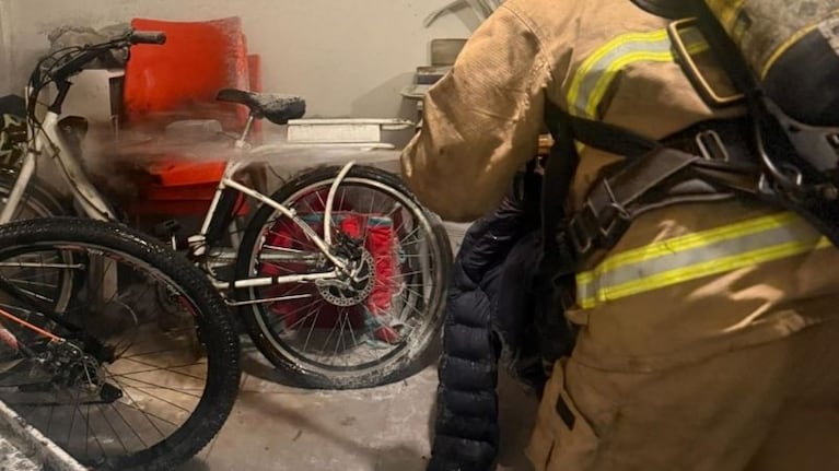 Una bici eléctrica se prendió fuego y provocó un incendio en un departamento de Nueva Córdoba. (Foto: Prensa Policía)