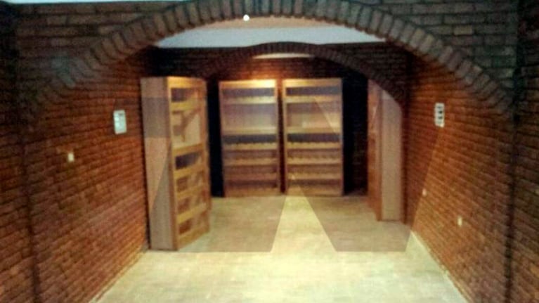 Una bodega sin vinos llamó la atención de los investigadores.