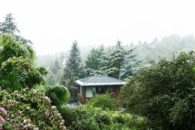 Una cabaña de La Cumbrecita con el techo cubierto de nieve (Foto: @mostrandolacumbrecita)