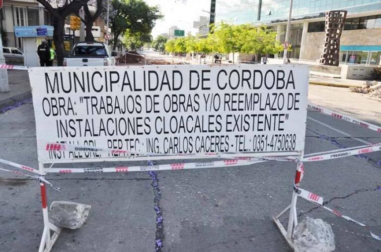 Una calle se convirtió en río y una montaña bloqueó la cochera