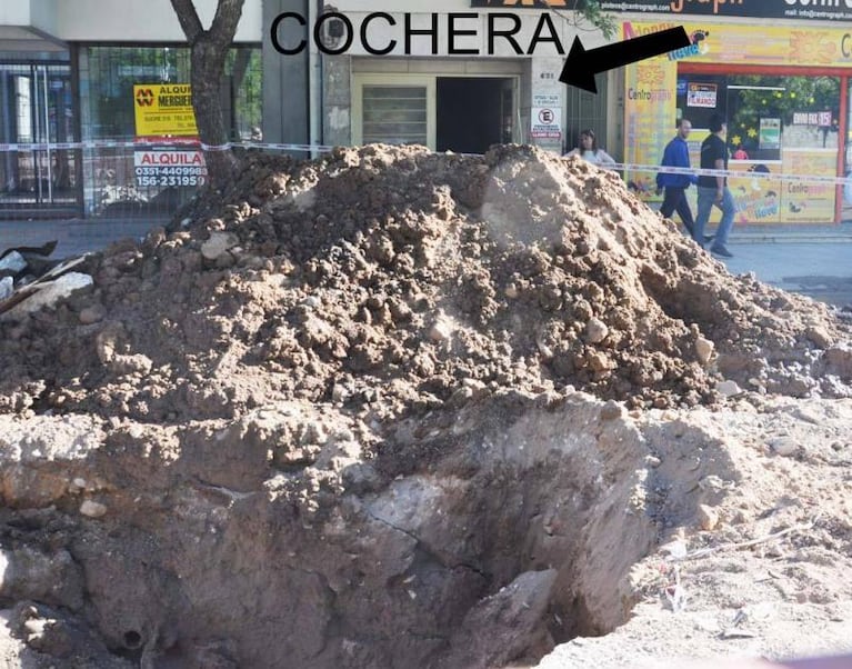 Una calle se convirtió en río y una montaña bloqueó la cochera