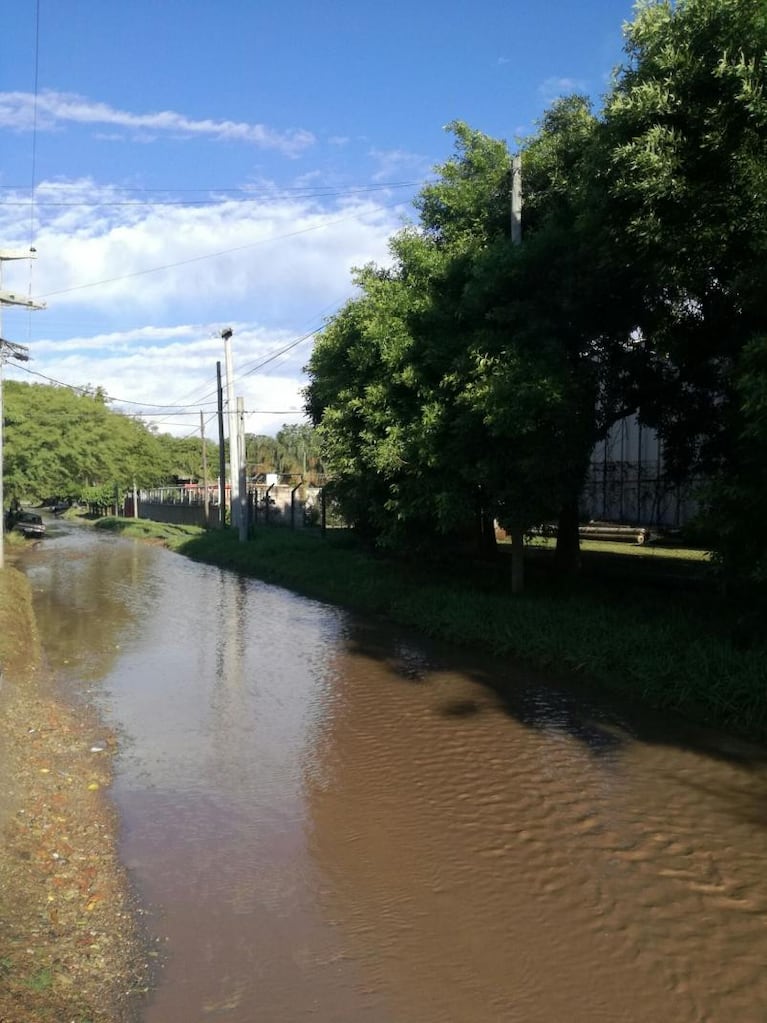 Una calle se convirtió en río y una montaña bloqueó la cochera