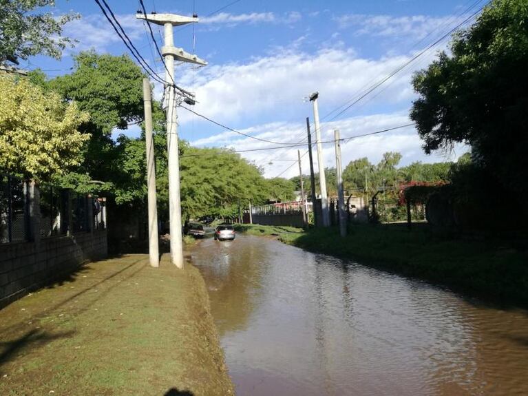 Una calle se convirtió en río y una montaña bloqueó la cochera