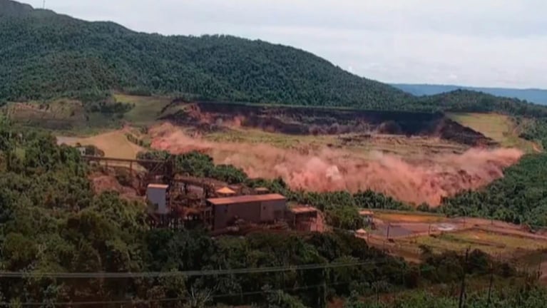 Una cámara de la empresa minera mostró cómo el alud destruyó todo a su paso.