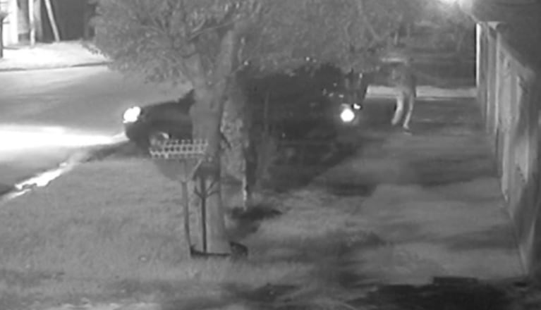 Una cámara de seguridad captó a uno de los delincuentes en la calle.