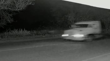 Una cámara de seguridad captó al camión a alta velocidad y sobre el carril contrario.