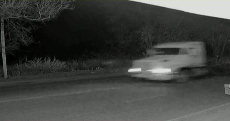Una cámara de seguridad captó al camión a alta velocidad y sobre el carril contrario.