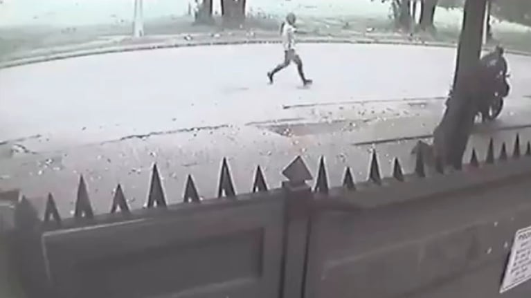 Una cámara de seguridad captó el momento justo del asalto.