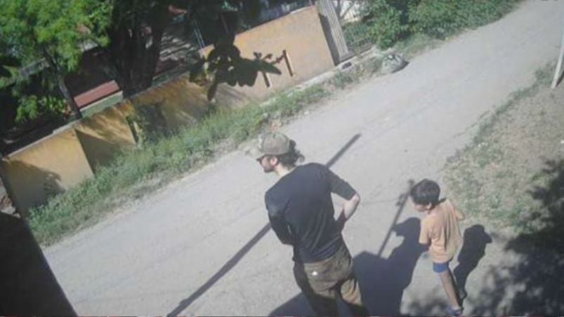 Una cámara de seguridad registró el momento de la huida de Laurta con su hijo Pedro tras el terrible doble femicidio.
