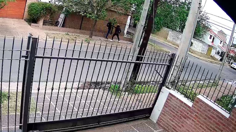 Una cámara de vigilancia de un vecino captó el momento del robo.
