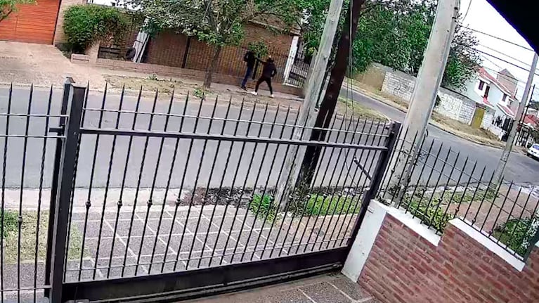 Una cámara de vigilancia de un vecino captó el momento del robo.