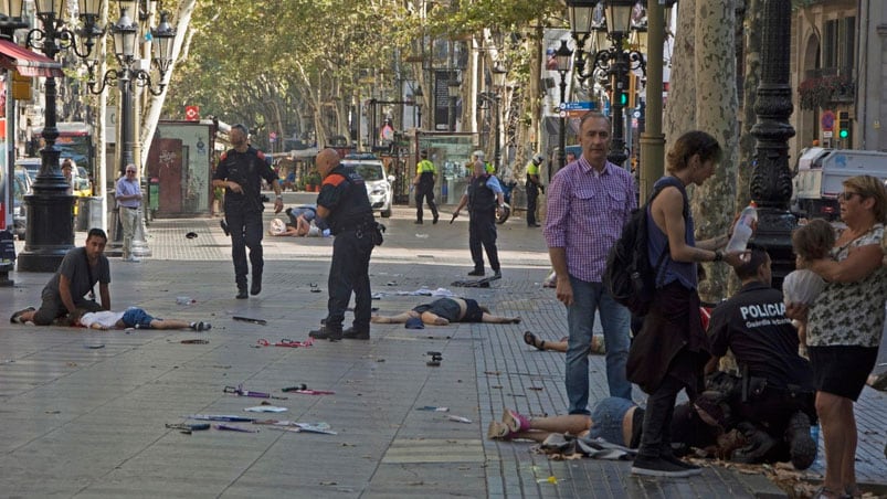 Una camioneta atropelló a decenas de personas en La Rambla.