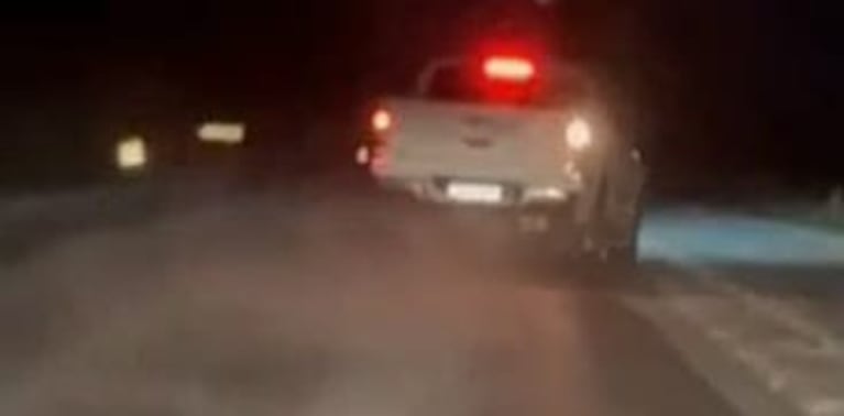 Una camioneta hizo una maniobra en plena ruta congelada, casi se despista y quedó registrada en un video