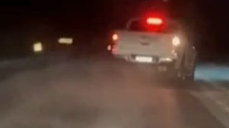 Una camioneta maniobró en plena ruta congelada, casi se despista y quedó registrada en un video
