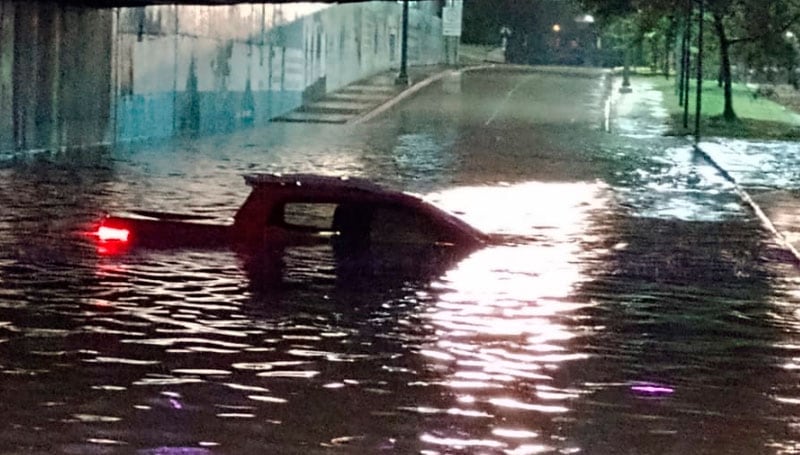 Una camioneta quedó tapada de agua debajo del puente Centenario.