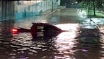 Una camioneta quedó tapada de agua debajo del puente Centenario.