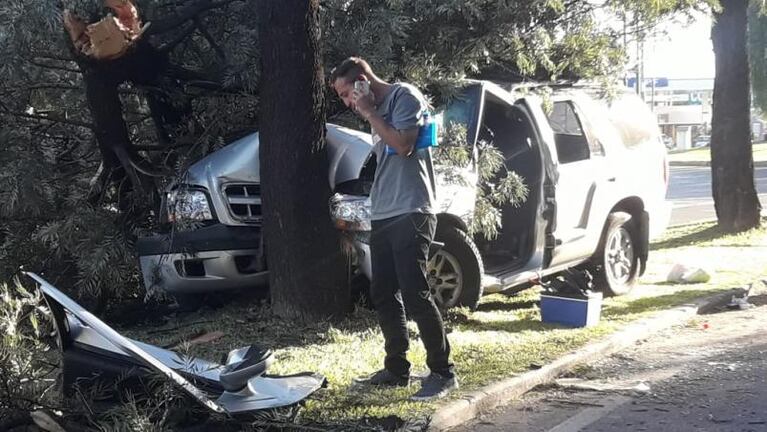 Una camioneta se estrelló contra un árbol en la avenida Fuerza Aérea