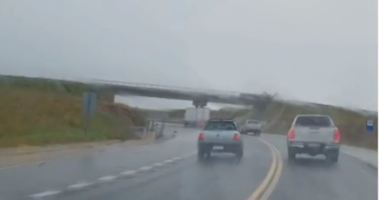 Una camioneta sobrepsó a dos vehículos y casi choca de frente.