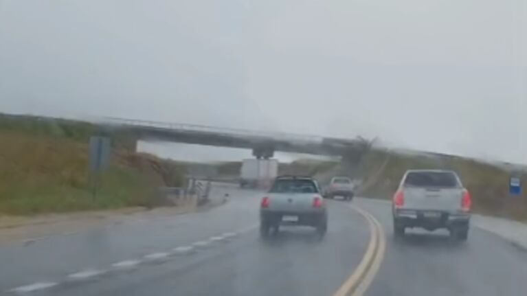 Una camioneta sobrepsó a dos vehículos y casi choca de frente.