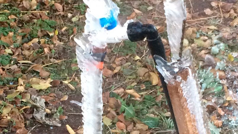 Una canilla quedó abierta y se congeló el agua en Morrison.