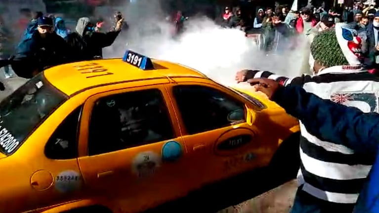 Una captura del video que muestra la violenta escena.