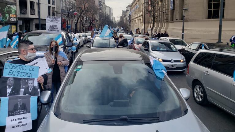 Una caravana de autos con la bandera celeste y blanca se concentró en el Patio Olmos.