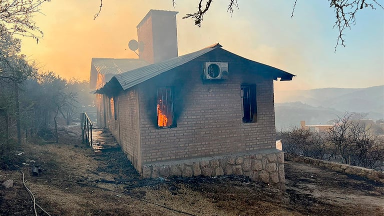 Una casa destruida por el fuego en Icho Cruz. Foto: Mateo Lago / El Doce.