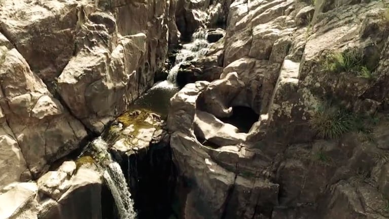 Una cascada natural para refrescarse en las Sierras de Córdoba.