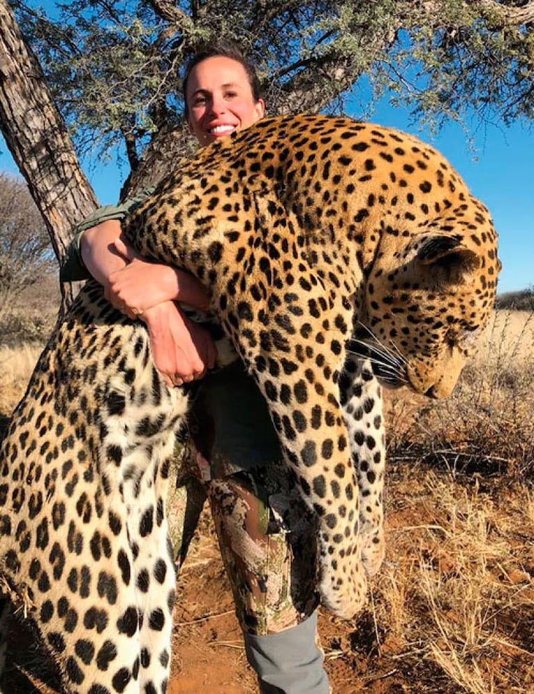Una cazadora publicó una foto con un leopardo muerto y recibió un fuerte repudio
