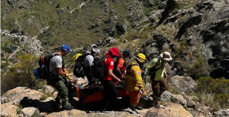 Una chica se golpeó, no pudo continuar su camino y la tuvieron que rescatar.