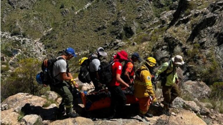 Una chica se golpeó, no pudo continuar su camino y la tuvieron que rescatar.
