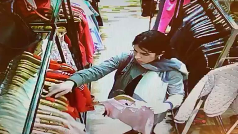 Una clienta ladrona se robó una remera con percha.