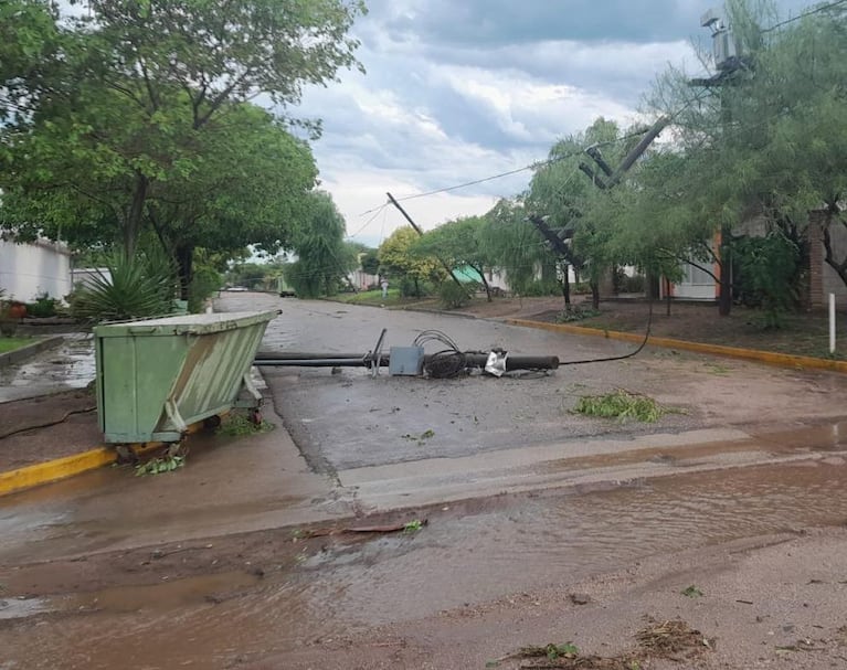 Una cola de tornado azotó al norte de Córdoba y provocó múltiples destrozos