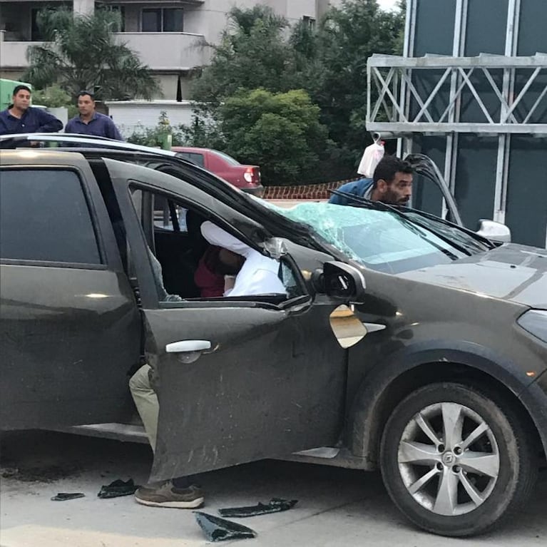 Una columna aplastó un auto en la Mujer Urbana: hay un herido