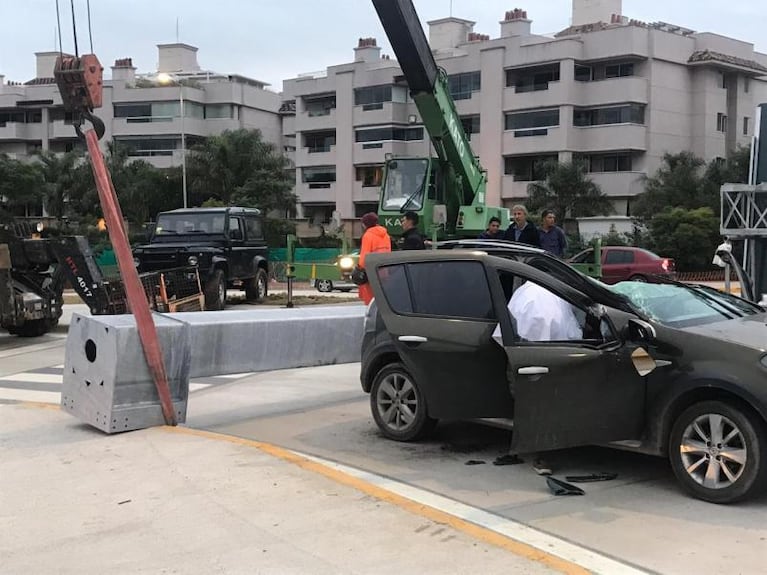 Una columna aplastó un auto en la Mujer Urbana: hay un herido