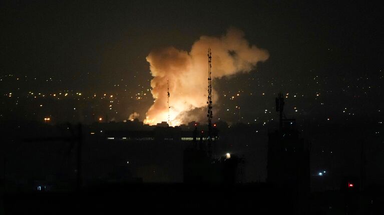 Una columna de humo después de una explosión en Teherán, Irán, el viernes 13 de junio de 2025. (AP Foto/Vahid Salemi)