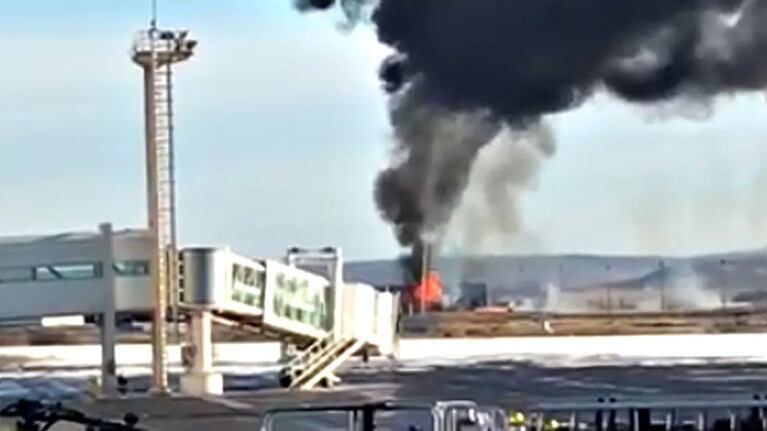 Una columna de humo negro en el lugar del accidente.