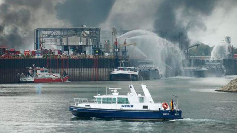 Una columna de humo se eleva desde la compañía BASF en Ludwigshafen . Foto: EFE