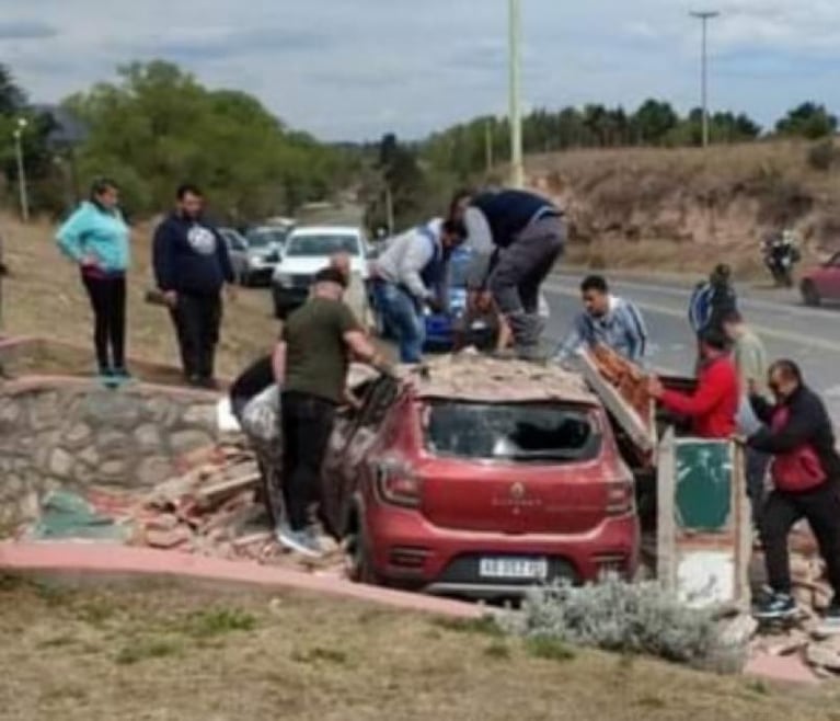 Una conductora chocó contra una garita de colectivos en el interior de Córdoba