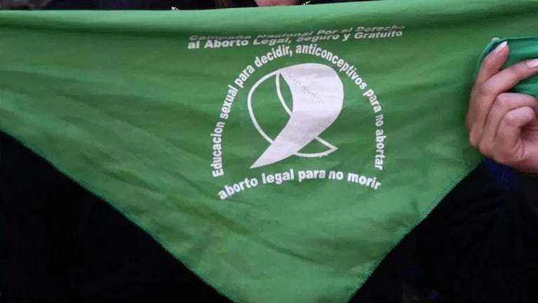 Una cordobesa denunció que la golpearon por usar pañuelo verde