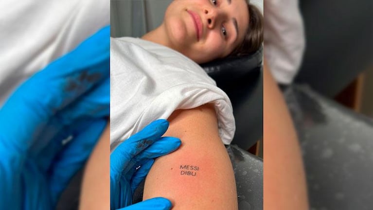 Una cordobesa festejó el pase a semis con un tatuaje en honor a Messi y al Dibu