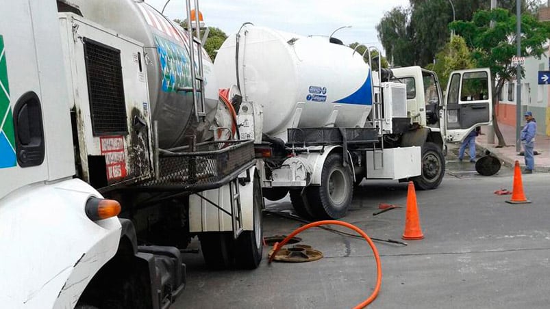 Una cuadrilla se equivocó y arrojó líquido cloacal en una casa. 