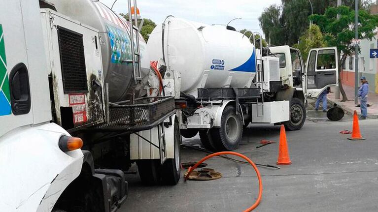 Una cuadrilla se equivocó y arrojó líquido cloacal en una casa.