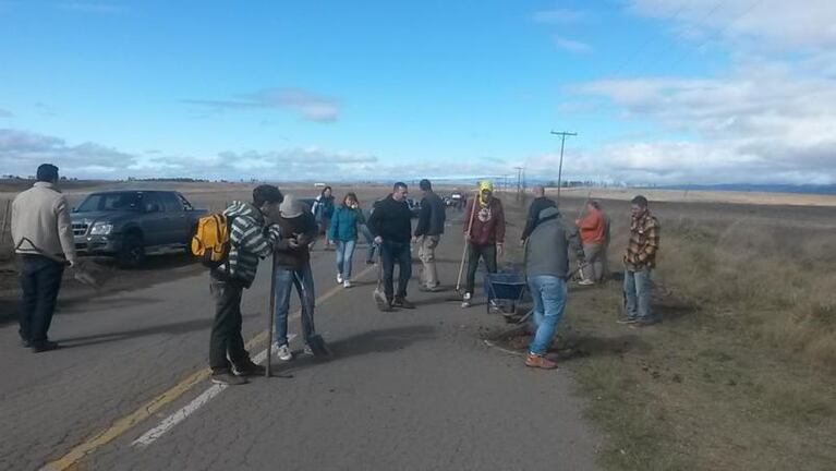 Una cuadrilla vecinal tuvo que salir a tapar baches